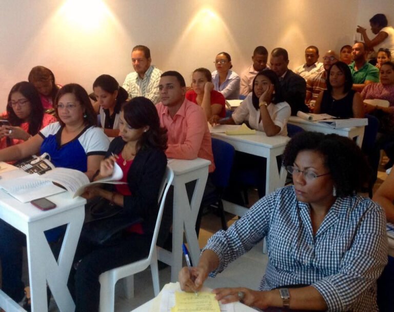 Participantes en una capacitación presencial de InnovajurisRD