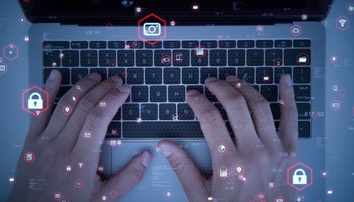 Las TIC en la educación. Imagen de dos manos sobre un teclado de PC