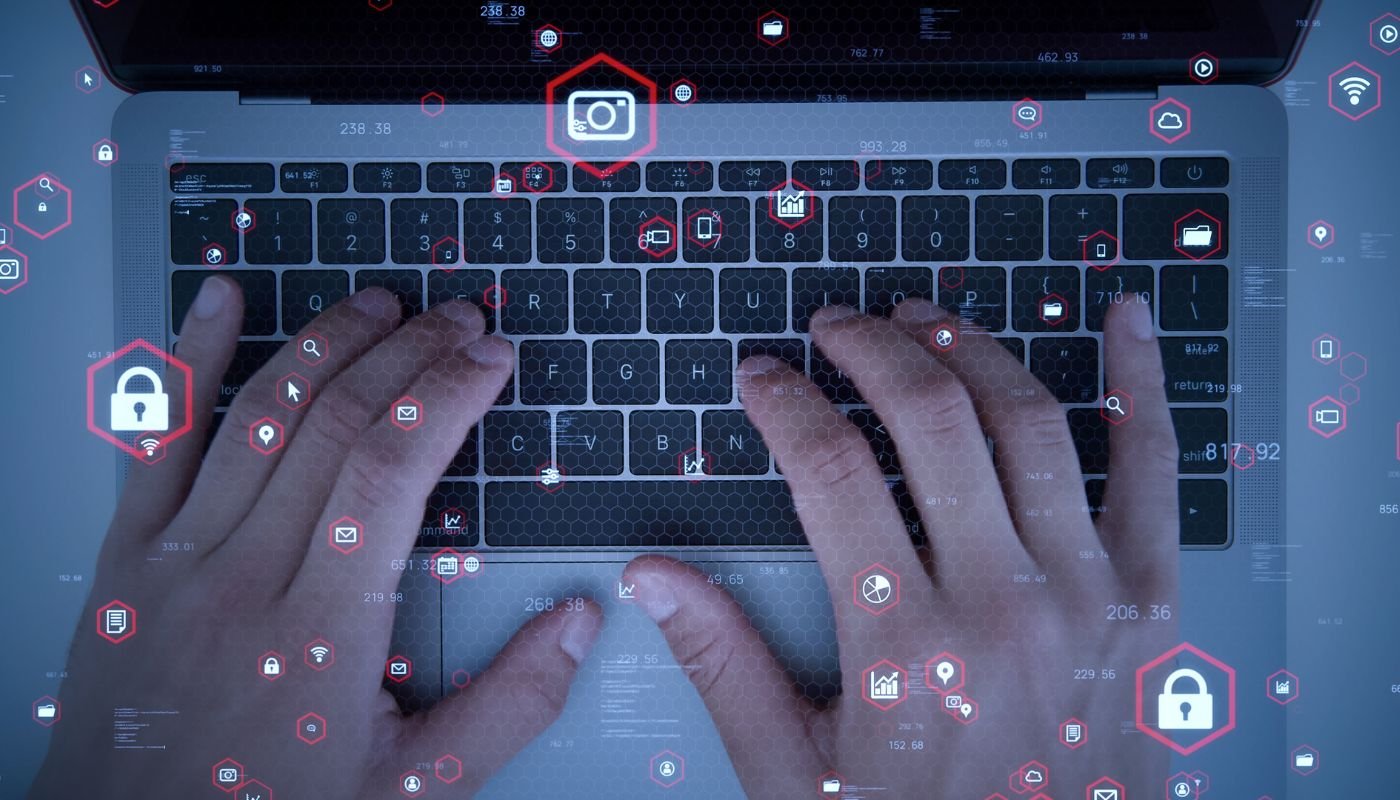 Las Tecnologías de la Información y Comunicación (TIC) y su papel transformador en la Educación. 3 Las TIC en la educación. Imagen de dos manos sobre un teclado de PC