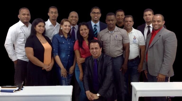 Estudiantes y facilitadores de InnovajurisRD en sus inicios